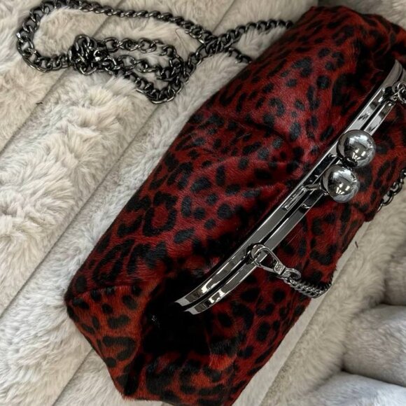 Wild Elegance – Natural Wool Clutch with Leopard Print - Picture 3 of 6